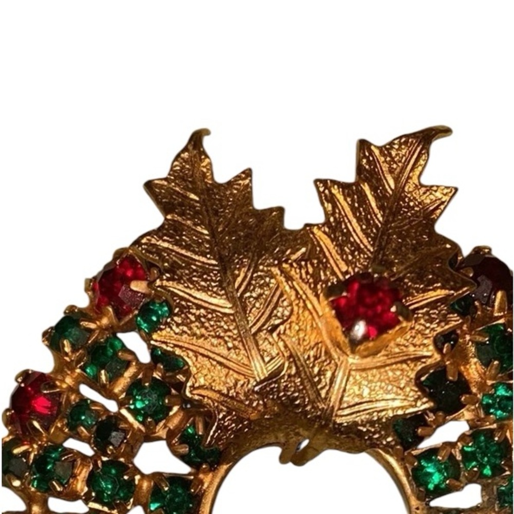 Vintage goldtone Wreath Christmas pin with rhinestones - Picture 2 of 4